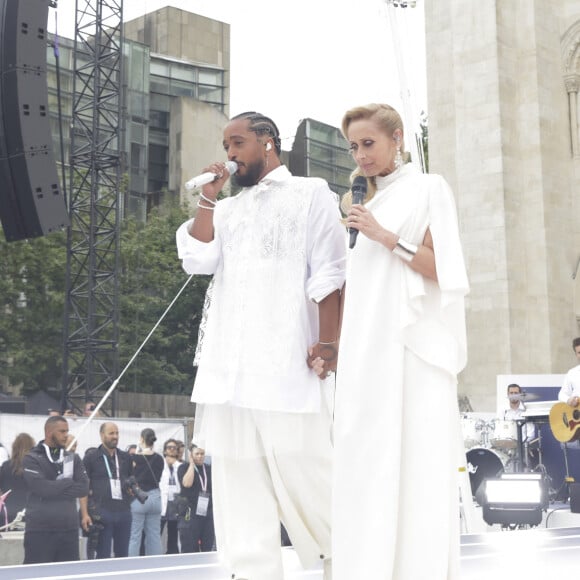 "Merci pour ta confiance et ton amour", conclut le chanteur
 
Slimane, Lara Fabian lors du dernier relais de La Flamme Olympiques avant la cérémonie d'ouverture des Jeux Olympiques (JO) de Paris 2024 à Saint-Denis, Seine Saint-Denis, France, le 26 juillet 2024. © Melloul-Tribeca/Bestimage