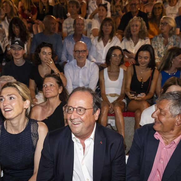 "Novembre", écrit sobrement l'ancien chef d'État en légende de ce diaporama où on le voit discuter avec les journalistes mais aussi poser avec sa femme
Exclusif - Julie Gayet et son mari François Hollande, Jean-Pierre Jouyet et sa femme - Personnalités au spectacle "Simone Veil, Les combats d'une effrontée" lors du 40ème Festival de Ramatuelle. Le 4 août 2024 © Cyril Bruneau / Festival de Ramatuelle / Bestimage 