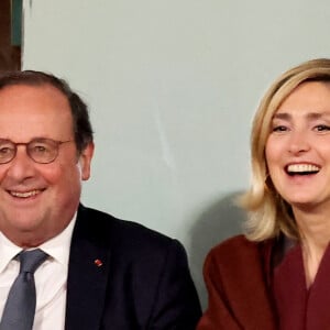 François Hollande et sa femme Julie Gayet assistent au match opposant C. Alcaraz à S. Tsitsipas lors des Internationaux de France de tennis de Roland Garros 2024 à Paris le 4 juin 2024. © Jacovides-Moreau/Bestimage 