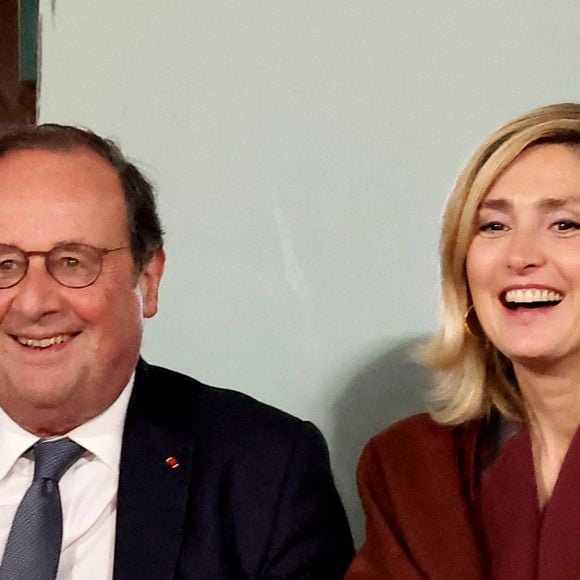 François Hollande et sa femme Julie Gayet assistent au match opposant C. Alcaraz à S. Tsitsipas lors des Internationaux de France de tennis de Roland Garros 2024 à Paris le 4 juin 2024. © Jacovides-Moreau/Bestimage 