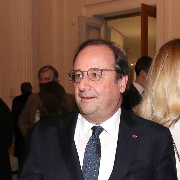 François Hollande et sa compagne Julie Gayet - Vernissage de l'exposition de la Collection François Pinault du Sculpteur Charles Ray à la Bourse du Commerce à Paris, France, le 15 Février 2022. Bertrand Rindoff/Bestimage 