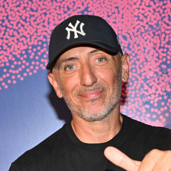 Exclusif - Gad Elmaleh a remis le Trophée Ferret en compagnie de Christian Estrosi, le maire de Nice, venu en famille, à la chanteuse américaine Stella Cole, après son concert sur la scène du Théâtre de Verdure durant le Nice Jazz Fest à Nice