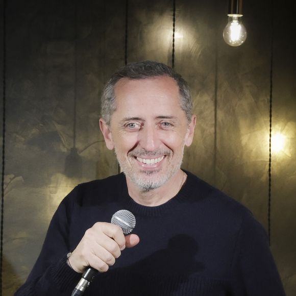 Exclusif - Gad Elmaleh reste en contact avec son public en jouant dans quelques Comedy Clubs parisiens, et en profite pour tester ses nouveaux textes, La Scène Barbes. Le 23 avril 2023 © Jack Tribeca / Bestimage 