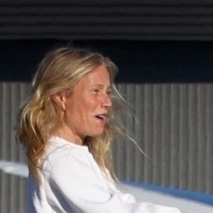 Exclusif - Gwyneth Paltrow revient de ses vacances dans les Caraïbes avant le Nouvel An, avec son mari, Brad Falchuck, et ses enfants Apple et Moses, à Los Angeles, Californie, Etats-Unis, le 30 décembre 2022.