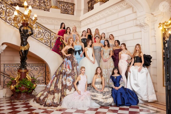 L'évènement mondain s'est déroulé à l'hôtel Shangri-La Paris à Paris
Exclusif - Ella Yam (Giambattista Valli) , Sienna Gallienne (Dior), Olivia Meijer (Luisa Beccaria), Sofia Yadigaroglu (Iris van Herpen), La comtesse Alienor Loppin de Montmort (Emmanuel Ungaro), Madelyn Netto (Georges Hobeika), Marilia Vamvakidis (Natan), Cornelia Manou (Celia Kritharioti), Peyton Spaht (Dolce&Gabbana Alta Moda), Apple Martin (Valentino), Mina Muniz Tschape (Gaultier Paris), La princesse Eugenie de Bourbon (Carolina Herrera), Rysa Panday (Elie Saab), Sophie Kodjoe (Oscar de la Renta), Apollonie Halard (Schiaparelli), Isabel Quirot de Poligny (Stéphane Rolland), Oona finch (Chanel), Lucia Sofia Ponti, petite fille de S.Loren (Giorgio Armani), Angel Zhang (Alexis Mabille) - Photo de groupe avec les débutantes pour Le Bal 2024 à l'hôtel Shangri-La Paris le 29 novembre 2024. © Le Bal / Moreau / Borde / Bestimage Les partenaires du Bal : Shangri-La Paris, l'hôtel du Bal V MUSE Jewelry, le joaillier du Bal Carita, le partenaire beauté du Bal Laurent-Perrier, le champagne le Forum Culturel Mondial de Taihu Les charités du Bal : ARCFA – Association pour la Recherche en Cardiologie du Foetus à l'Adulte Hopital Necker-Enfants Malades Maria Fareri Children's Hospital