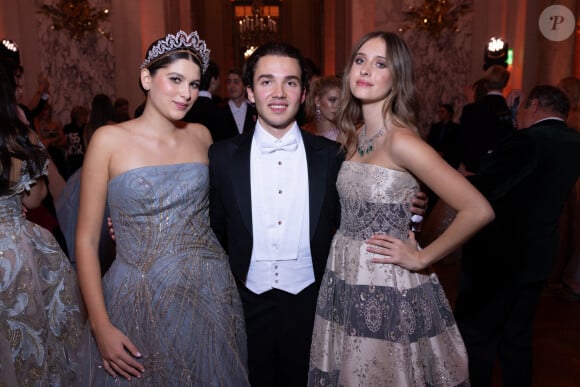 Exclusif - La princesse Eugenie de Bourbon (Carolina Herrera), Prince Alexis Obolensky et Lucia Sofia Ponti, petite fille de S.Loren (Giorgio Armani) - Répétition des débutantes pour Le Bal 2024 à l'hôtel Shangri-La Paris le 30 novembre 2024. © Le Bal / Borde / Moreau / Bestimage Les partenaires du Bal : Shangri-La Paris, l'hôtel du Bal V MUSE Jewelry, le joaillier du Bal Carita, le partenaire beauté du Bal Laurent-Perrier, le champagne le Forum Culturel Mondial de Taihu Les charités du Bal : ARCFA – Association pour la Recherche en Cardiologie du Foetus à l'Adulte Hopital Necker-Enfants Malades Maria Fareri Children's Hospital