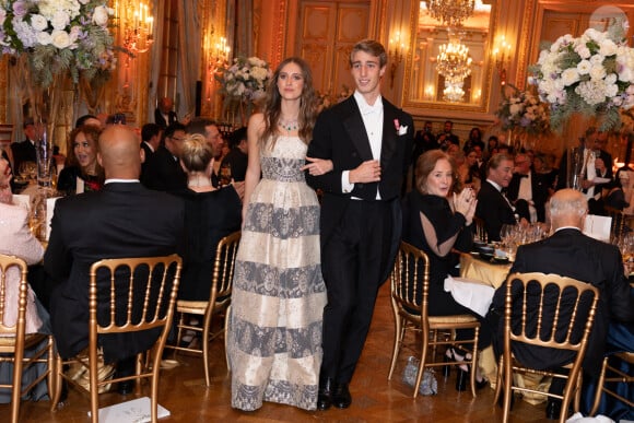 Lucia Sofia Ponti, petite fille de Sofia Loren avec son cavalier le comte Alberico di Carpegna Brivio
Exclusif - Lucia Sofia Ponti, petite fille de S.Loren (Giorgio Armani) et son cavalier le comte Alberico di Carpegna Brivio - Défilé des débutantes pour Le Bal 2024 à l'hôtel Shangri-La Paris le 30 novembre 2024. Les partenaires du Bal : Shangri-La Paris, l'hôtel du Bal V MUSE Jewelry, le joaillier du Bal Carita, le partenaire beauté du Bal Laurent-Perrier, le champagne le Forum Culturel Mondial de Taihu Les charités du Bal : ARCFA – Association pour la Recherche en Cardiologie du Foetus à l'Adulte Hopital Necker-Enfants Malades Maria Fareri Children's Hospital © Le Bal / Borde / Moreau / Bestimage