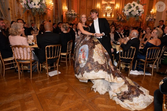 Exclusif - Peyton Spaht (Dolce&Gabbana Alta Moda) et son cavalier le Prince Constantin d'Orléans - Défilé des débutantes pour Le Bal 2024 à l'hôtel Shangri-La Paris le 30 novembre 2024. Les partenaires du Bal : Shangri-La Paris, l'hôtel du Bal V MUSE Jewelry, le joaillier du Bal Carita, le partenaire beauté du Bal Laurent-Perrier, le champagne le Forum Culturel Mondial de Taihu Les charités du Bal : ARCFA – Association pour la Recherche en Cardiologie du Foetus à l'Adulte Hopital Necker-Enfants Malades Maria Fareri Children's Hospital © Le Bal / Borde / Moreau / Bestimage