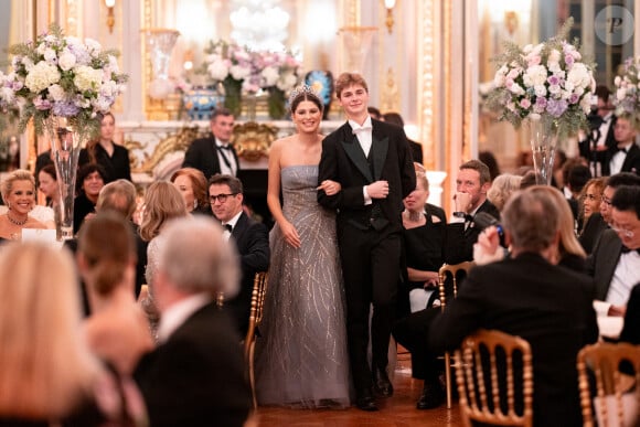 Exclusif - La princesse Eugenie de Bourbon (Carolina Herrera) et son cavalier l'archiduc Charles-Constentin de Habsbourg-Lorraine - Défilé des débutantes pour Le Bal 2024 à l'hôtel Shangri-La Paris le 30 novembre 2024. Les partenaires du Bal : Shangri-La Paris, l'hôtel du Bal V MUSE Jewelry, le joaillier du Bal Carita, le partenaire beauté du Bal Laurent-Perrier, le champagne le Forum Culturel Mondial de Taihu Les charités du Bal : ARCFA – Association pour la Recherche en Cardiologie du Foetus à l'Adulte Hopital Necker-Enfants Malades Maria Fareri Children's Hospital © Le Bal / Borde / Moreau / Bestimage