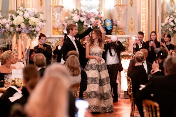 Elle portait une robe Giorgio Armani
Exclusif - Lucia Sofia Ponti, petite fille de S.Loren (Giorgio Armani) et son cavalier le comte Alberico di Carpegna Brivio - Défilé des débutantes pour Le Bal 2024 à l'hôtel Shangri-La Paris le 30 novembre 2024. Les partenaires du Bal : Shangri-La Paris, l'hôtel du Bal V MUSE Jewelry, le joaillier du Bal Carita, le partenaire beauté du Bal Laurent-Perrier, le champagne le Forum Culturel Mondial de Taihu Les charités du Bal : ARCFA – Association pour la Recherche en Cardiologie du Foetus à l'Adulte Hopital Necker-Enfants Malades Maria Fareri Children's Hospital © Le Bal / Borde / Moreau / Bestimage