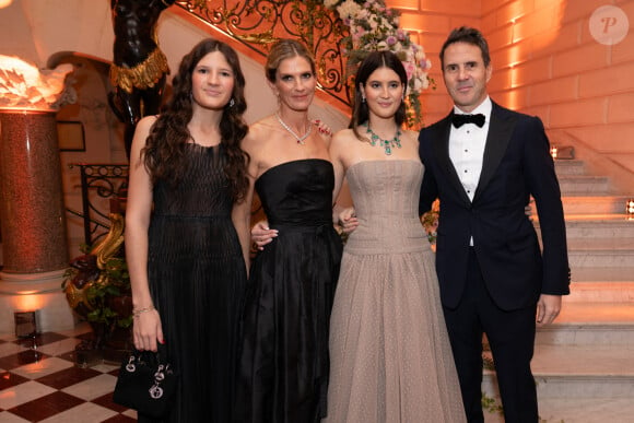 Exclusif - Serena Gallienne, Segolène Frère, Sienna Gallienne et Ian Gallienne - Arrivées à l'hôtel Shangri-La Paris pour Le Bal 2024 le 30 Novembre 2024. © Le Bal / Borde / Moreau / Bestimage Les partenaires du Bal : Shangri-La Paris, l'hôtel du Bal V MUSE Jewelry, le joaillier du Bal Carita, le partenaire beauté du Bal Laurent-Perrier, le champagne le Forum Culturel Mondial de Taihu Les charités du Bal : ARCFA – Association pour la Recherche en Cardiologie du Foetus à l'Adulte Hopital Necker-Enfants Malades Maria Fareri Children's Hospital