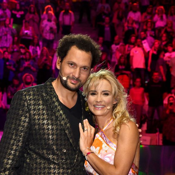 Exclusif - Eric Antoine et Elodie Gossuin durant l'enregistrement de l'émission de télévision "Le Plus Grand Karaoké de France" dans le théâtre antique d'Orange, diffusée le 29 juin sur M6. Le 17 mai 2022.