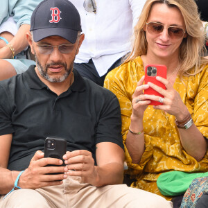 On a notamment aperçu la designer et le comédien et réalisateur le dimanche 11 juin 2023, dans les tribunes de Roland-Garros, où ils ont assisté au sacre de Novak Djokovic.
Roschdy Zem et Sarah Poniatowski, dans les tribunes de Roland-Garros, le 11 juin 2023.