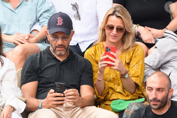 On a notamment aperçu la designer et le comédien et réalisateur le dimanche 11 juin 2023, dans les tribunes de Roland-Garros, où ils ont assisté au sacre de Novak Djokovic.
Roschdy Zem et Sarah Poniatowski, dans les tribunes de Roland-Garros, le 11 juin 2023.