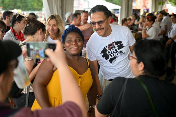 " Si des photos sont publiées dans la presse, croyez-moi, ce n'est pas de notre fait ", a expliqué Sarah Poniatowski, dans "La Tribune dimanche".
Sarah Poniatowski et Roschdy Zem au festival Solidays, le 26 juin 2022.