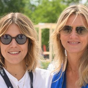 Sarah Poniatowski et sa fille Yasmine Lavoine, et Roschdy Zem, au Paris Eiffel Jumping, le 26 juin 2022.