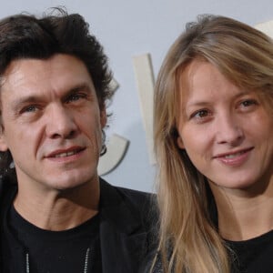 L'ex de Marc Lavoine semble vouloir appliquer à la lettre l'adage " Pour vivre heureux, vivons cachés ", pour sa nouvelle histoire d'amour avec Roschdy Zem.
Marc Lavoine et Sarah Poniatowski à la présentation de la collection hivernale Chanel, à Paris, le 29 février 2008.