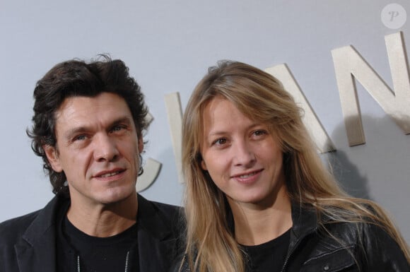 L'ex de Marc Lavoine semble vouloir appliquer à la lettre l'adage " Pour vivre heureux, vivons cachés ", pour sa nouvelle histoire d'amour avec Roschdy Zem.
Marc Lavoine et Sarah Poniatowski à la présentation de la collection hivernale Chanel, à Paris, le 29 février 2008.