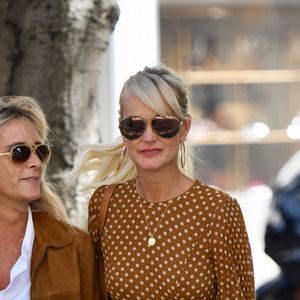 Laeticia Hallyday et Sarah Poniatowski quittent un restaurant, à Paris, le 18 septembre 2019.