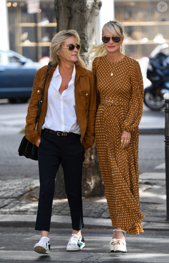 Laeticia Hallyday et Sarah Poniatowski quittent un restaurant, à Paris, le 18 septembre 2019.