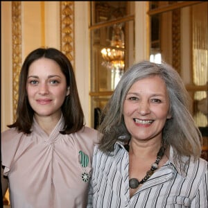 Marion Cotillard a recu l'insigne de chevalier des arts et lettres des mains du ministre de la Culture avec sa mère Niseema Theillaud.