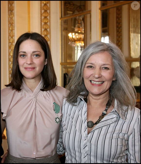 Marion Cotillard a recu l'insigne de chevalier des arts et lettres des mains du ministre de la Culture avec sa mère Niseema Theillaud.