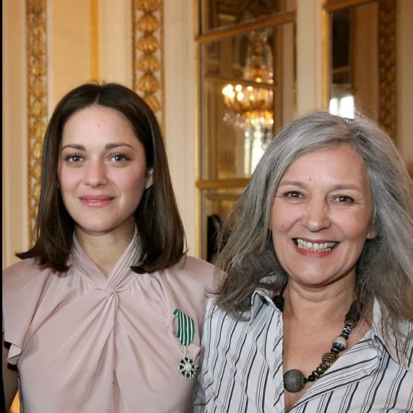 Marion Cotillard a recu l'insigne de chevalier des arts et lettres des mains du ministre de la Culture avec sa mère Niseema Theillaud.