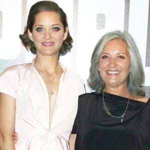 Elle a fait la rencontre d'une célèbre designeuse
Marion Cotillard et sa mère Niseema Theillaud, première du film "Public enemies".