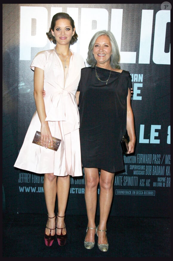 Elle a fait la rencontre d'une célèbre designeuse
Marion Cotillard et sa mère Niseema Theillaud, première du film "Public enemies".