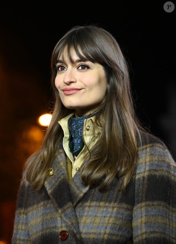 Clara Luciani - La chanteuse Clara.Luciani est la marraine des illuminations des Champs Elysées le 21 novembre 2021. © Coadic Guirec / Bestimage 