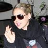 Anna Kournikova se rend à l'aéroport LAX de Los Angeles en pleine nuit en portant des bagages Louis Vuitton le 30 mars 2010