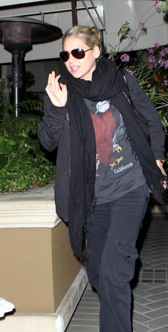 Anna Kournikova se rend à l'aéroport LAX de Los Angeles en pleine nuit en portant des bagages Louis Vuitton le 30 mars 2010