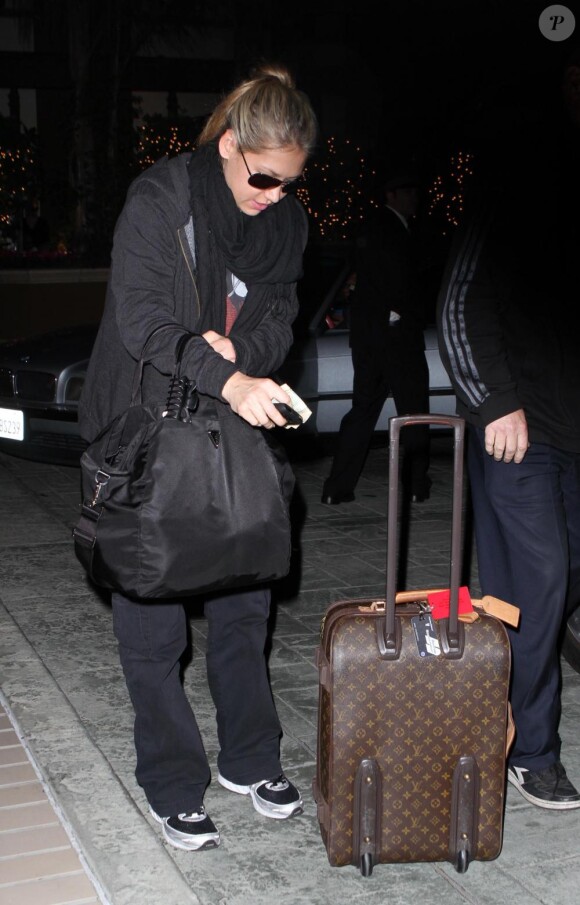 Anna Kournikova se rend à l'aéroport LAX de Los Angeles en pleine nuit en portant des bagages Louis Vuitton le 30 mars 2010