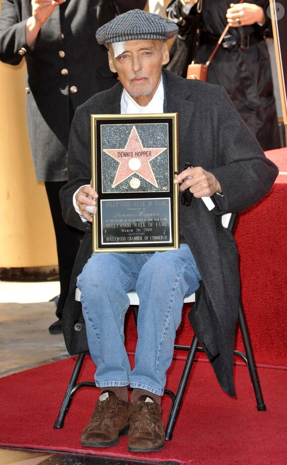 Dennis Hopper reçoit son étoile sur Hollywood boulevard, à Los Angeles, le 26 mars 2010 !