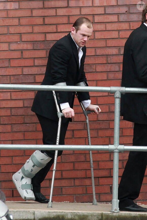 Wayne Rooney sortant d'un hôpital de Manchester après des examens complémentaires suite à sa blessure subie mardi soir lors du match de Champions League face au Bayern Munich le 30 mars 2010