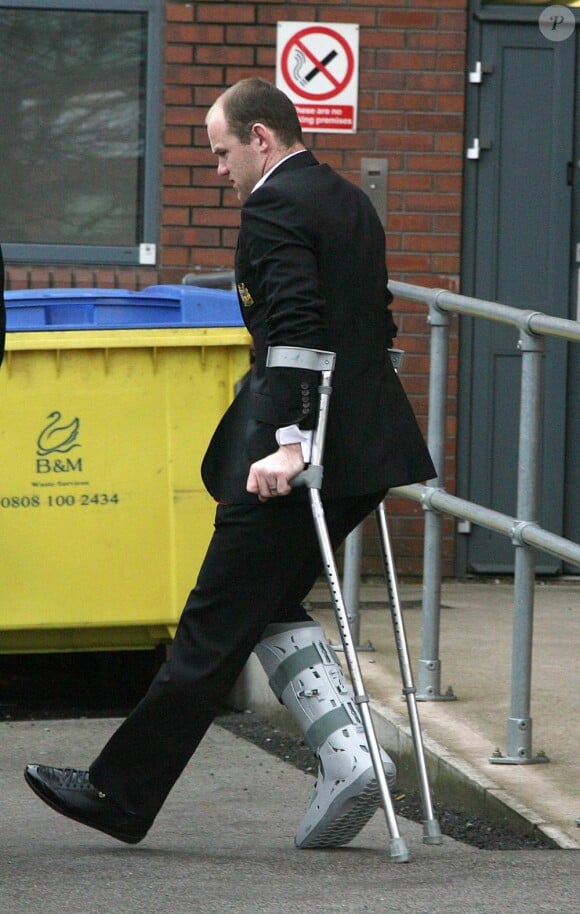 Wayne Rooney sortant d'un hôpital de Manchester après des examens complémentaires suite à sa blessure subie mardi soir lors du match de Champions League face au Bayern Munich le 30 mars 2010