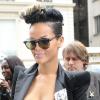 Rihanna et les épaulettes king-size, une véritable histoire d'amour ! Divine dans son total look Balmain lors de la Fashion Week parisienne. 