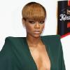 Rihanna et les épaulettes king-size, une véritable histoire d'amour. Ici dans une combi bleu canard signé Alexandre Vauthier, son styliste fétiche ! 