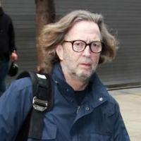 Eric Clapton troque la tenue de guitariste contre celle de papa poule !