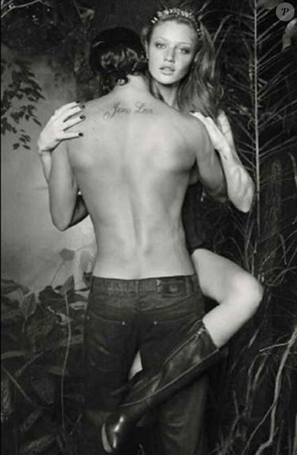 Jesus Luz, le toyboy de Madonna, est l'égérie de la marque Ellus Jeans : il pose dans des positions sexy aux côtés d'une charmante demoiselle.