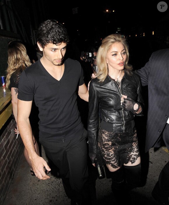 Jesus Luz, le toyboy de Madonna, est l'égérie de la marque Ellus Jeans : il pose dans des positions sexy aux côtés d'une charmante demoiselle.