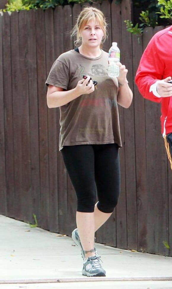La jolie Nicole Eggert doit suer pour retrouver la silhouette qui a fait sa réputation. Ici en plein jogging, à Los Angeles, le 31 mars 2010.