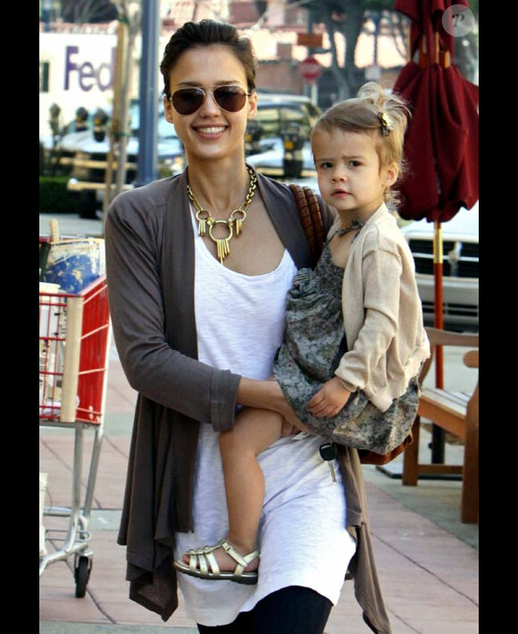 Jessica Alba avec sa fille Honor Marie à Los Angeles en mars 2010 à Los Angeles