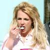 Britney Spears et son boyfriend Jason Trawick partagent un frozen yogurt à Calabasas, lundi 5 avril.