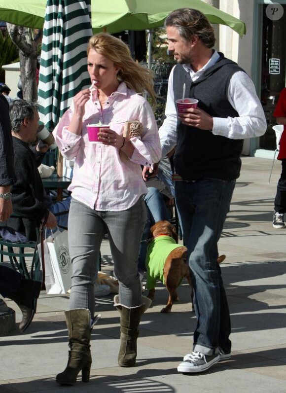 Britney Spears et son boyfriend Jason Trawick partagent un frozen yogurt à Calabasas, lundi 5 avril.