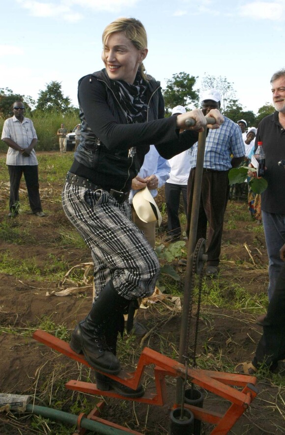 Madonna en visite au Millenium village, au Malawi, le 5 avril 2010 !