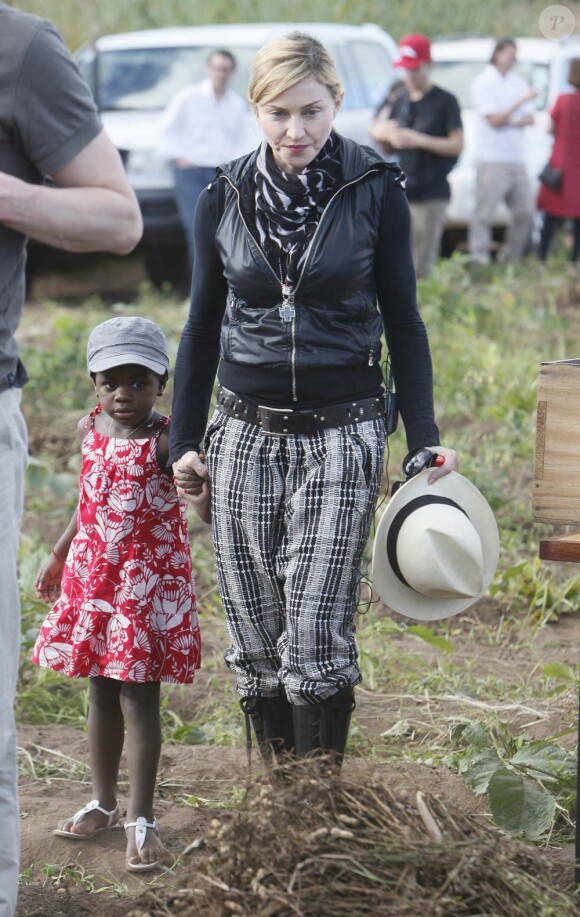 Madonna et sa fille Mercy en visite au Millenium village, au Malawi, le 5 avril 2010 !