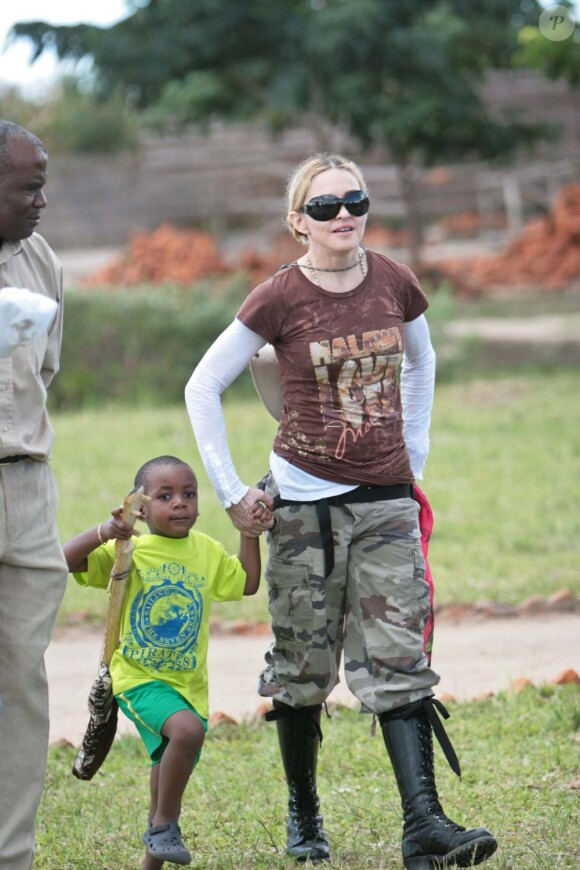 Madonna en visite avec David au Malawi, le 29 mars 2009 !