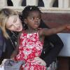 Madonna et Mercy en visite au Malawi, le 5 avril 2010 !