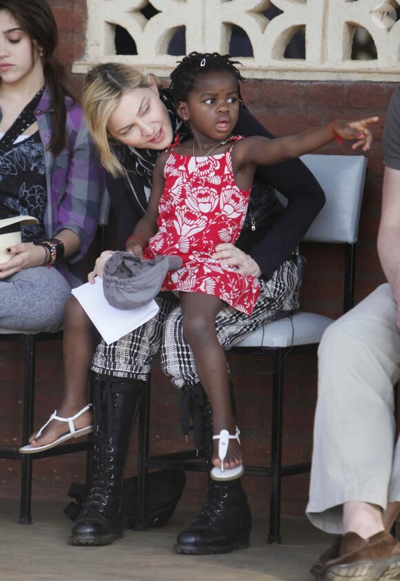 Madonna et Mercy en visite au Malawi, le 5 avril 2010 !